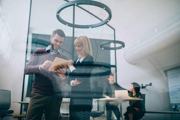 What are the Key Strategies for Layering Clothes in a Hot Climate?